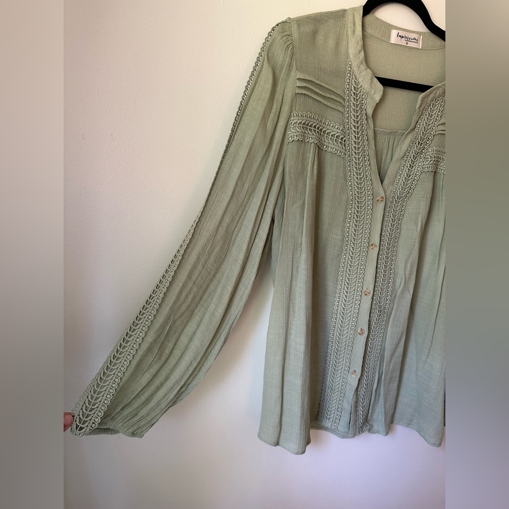 Green button down top - Picture 5 of 6